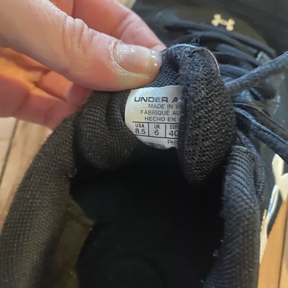 Great condition barely used woman's Under Armour sneakers 8.5 - Picture 2 of 7